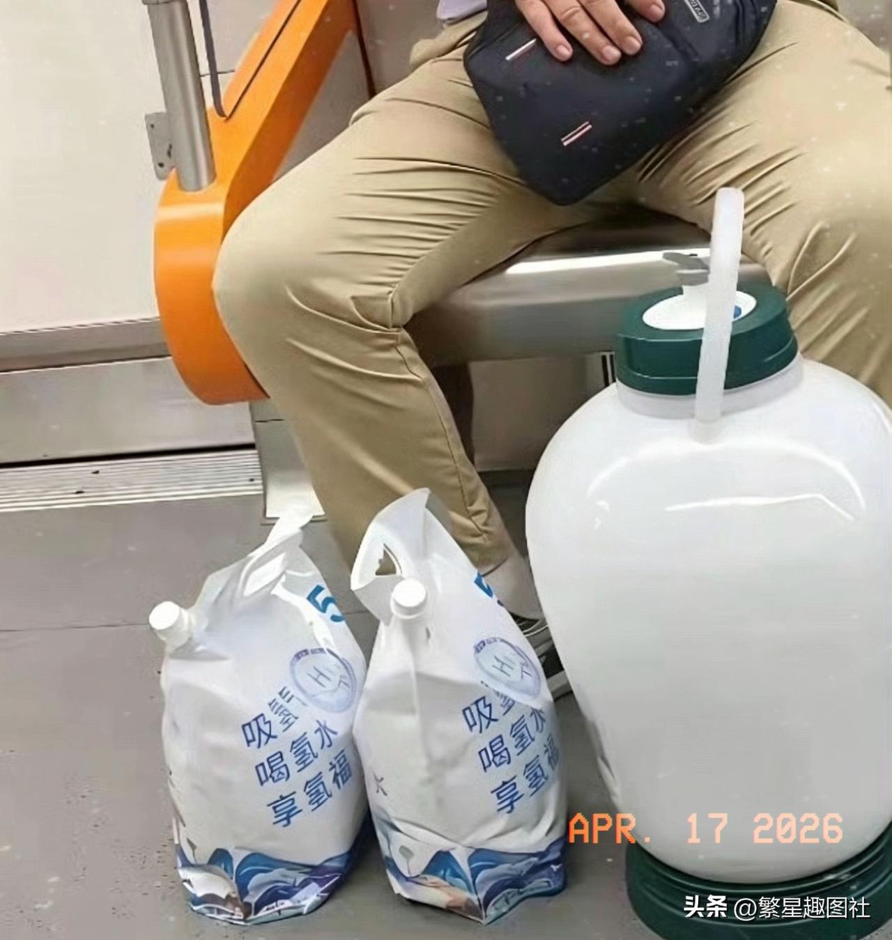 不得不说老年人的钱真的太好赚吗？瞧这位大爷，又被人花言巧语给忽悠了。