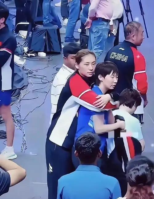 陈熠终于争了一口气，
亚锦赛打败张本美和夺得冠军，
最开心的不是陈熠，
也不是她