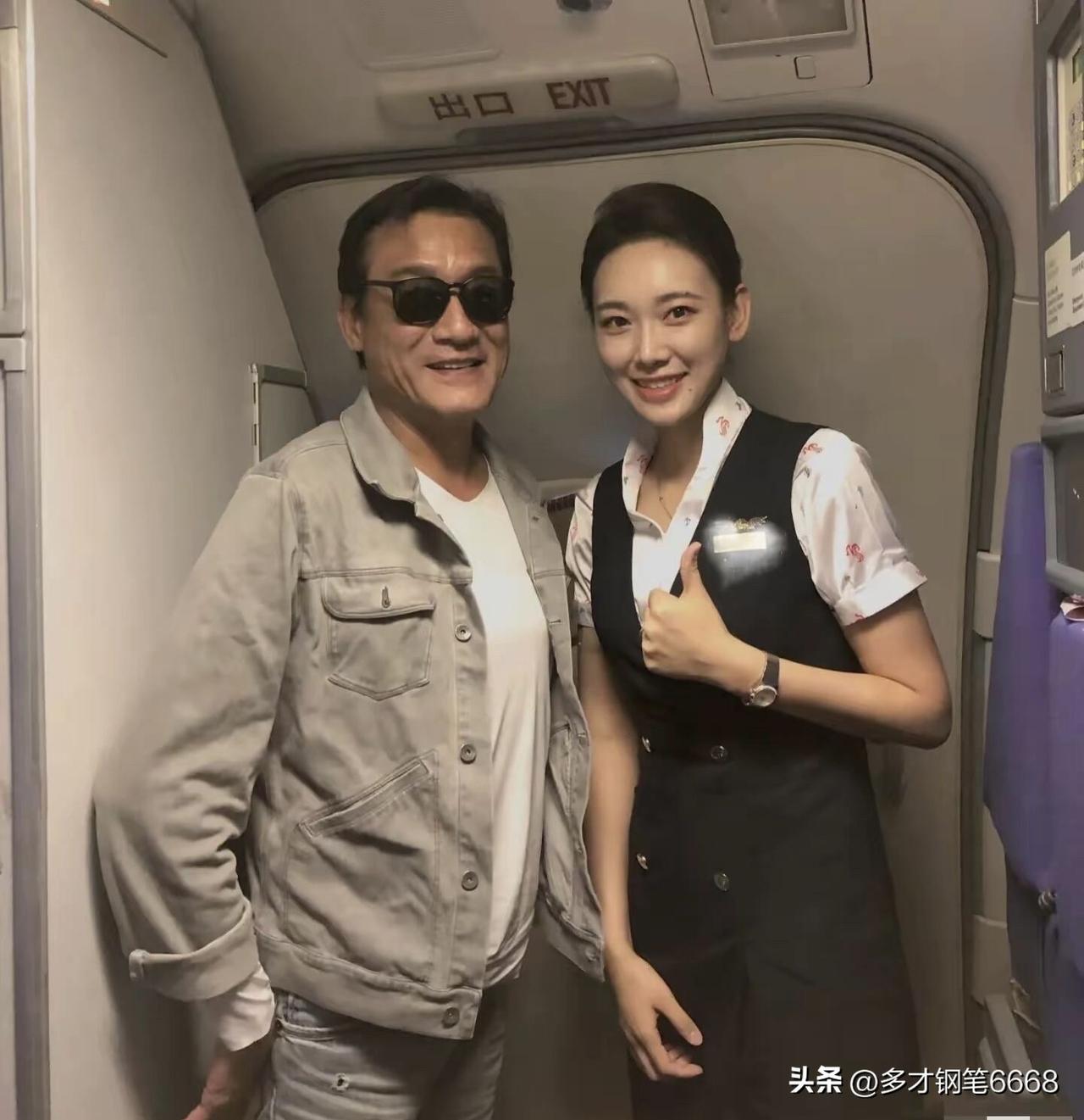 “千面影帝”梁家辉快70岁了还这么有气质，戴着墨镜也掩盖不住他成熟的男人味。
