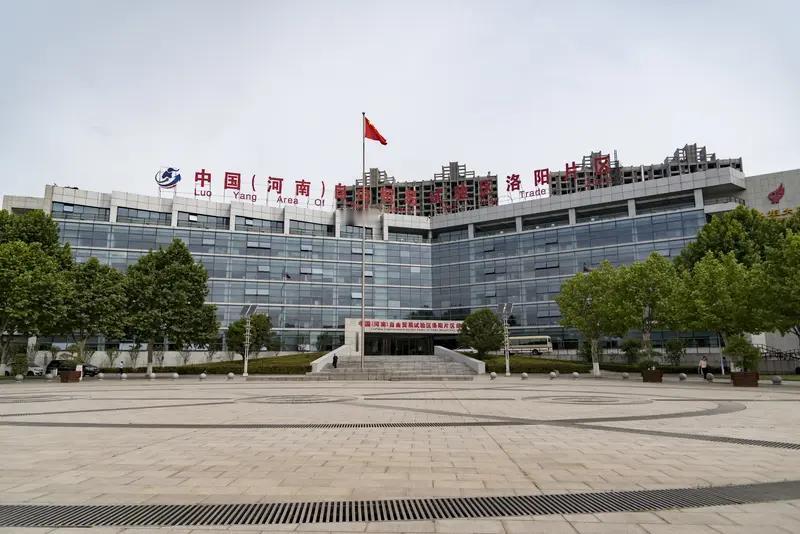 近日，被称为“全网最爱发钱的老板”崔培军掌舵的河南省矿山起重机有限公司抛出了招聘