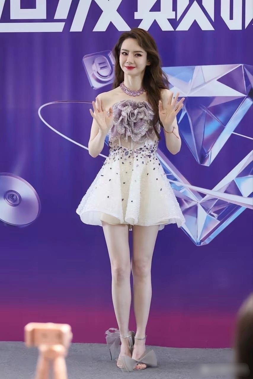 真替戚薇捏一把汗啊，凉鞋上的蝴蝶结这么大，好容易绊脚啊。 