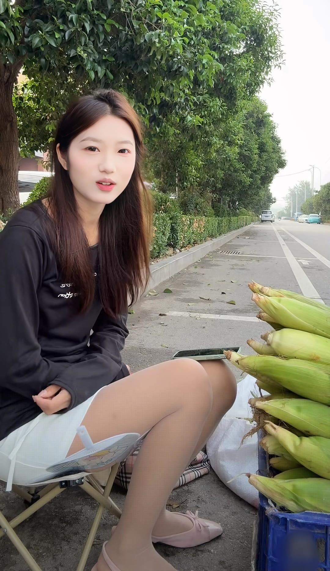 出摊了，卖玉米喽