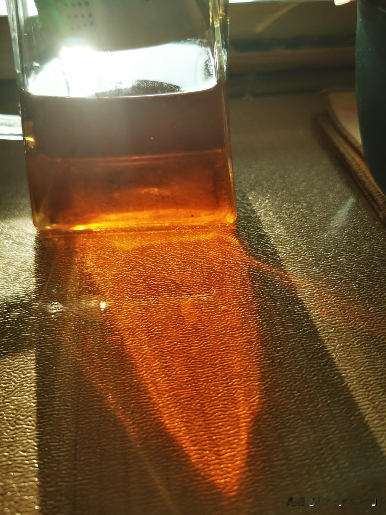 今年冬天的不同冬日暖阳之下，泡上一壶加上陈皮的红茶，生活变得有滋有味。