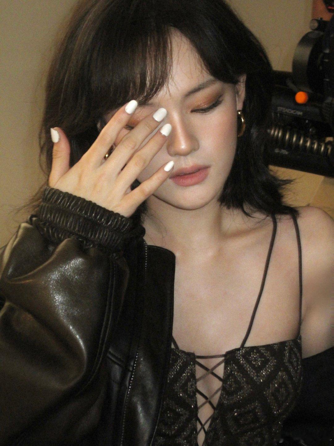 文淇千禧风辣妹 文淇吊带抹胸造型完全是千禧风辣妹来的呀 