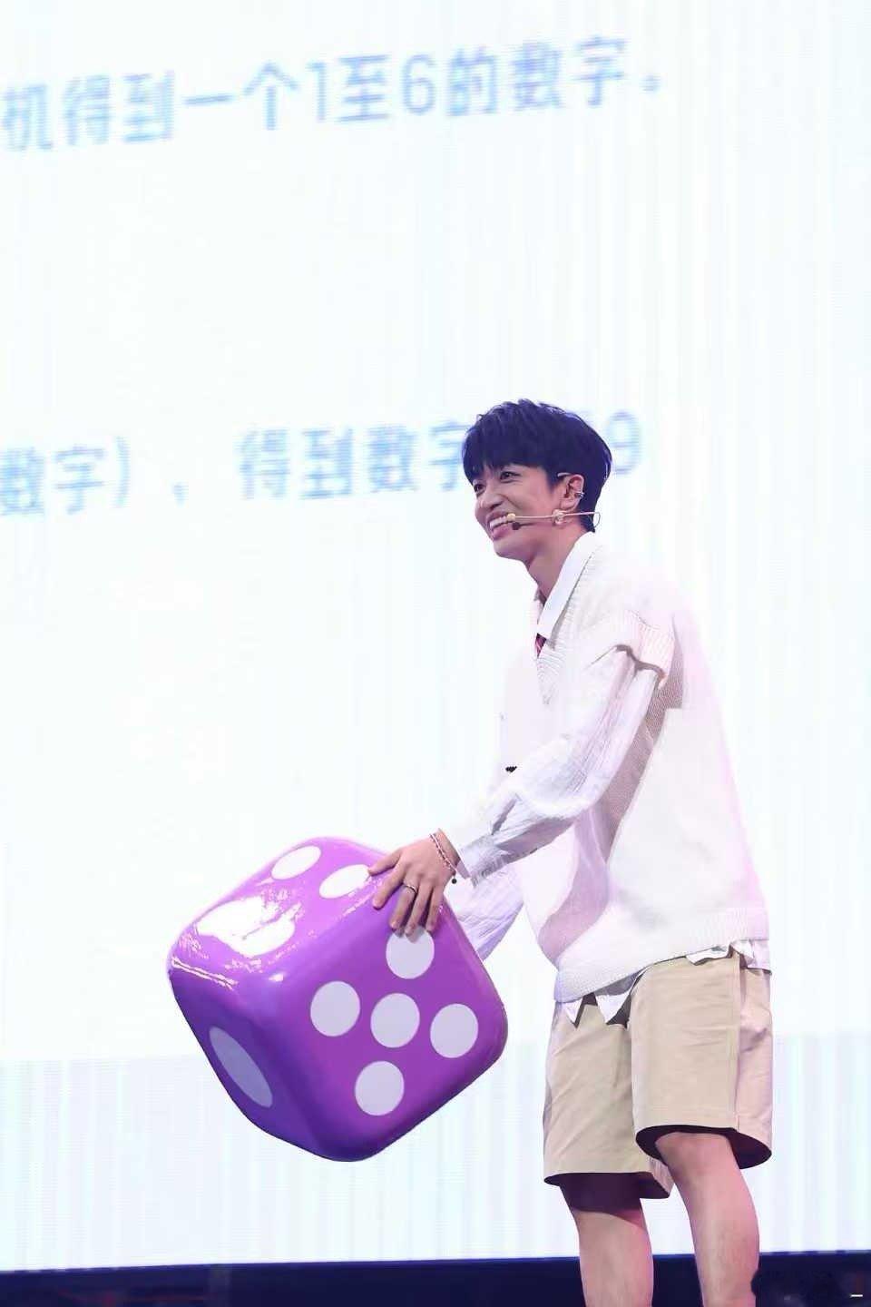 黄子弘凡主打一个有求必应 黄子也太宠了[拜托][拜托]点歌就唱，留言就翻牌，还有