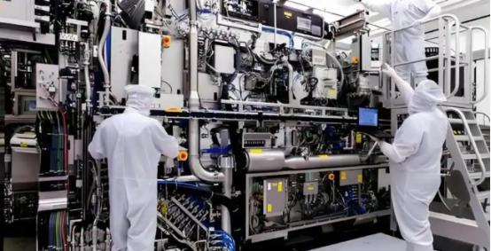 荷兰人，终于还是把门给关死了。
DUV 光刻机，以后，一台都不卖给我们了。
 