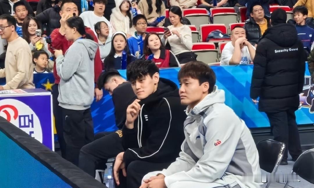 北京板凳席真豪华，赵睿曾凡博观战




北京面对浙江稠州，伤员太多了，翟晓川也