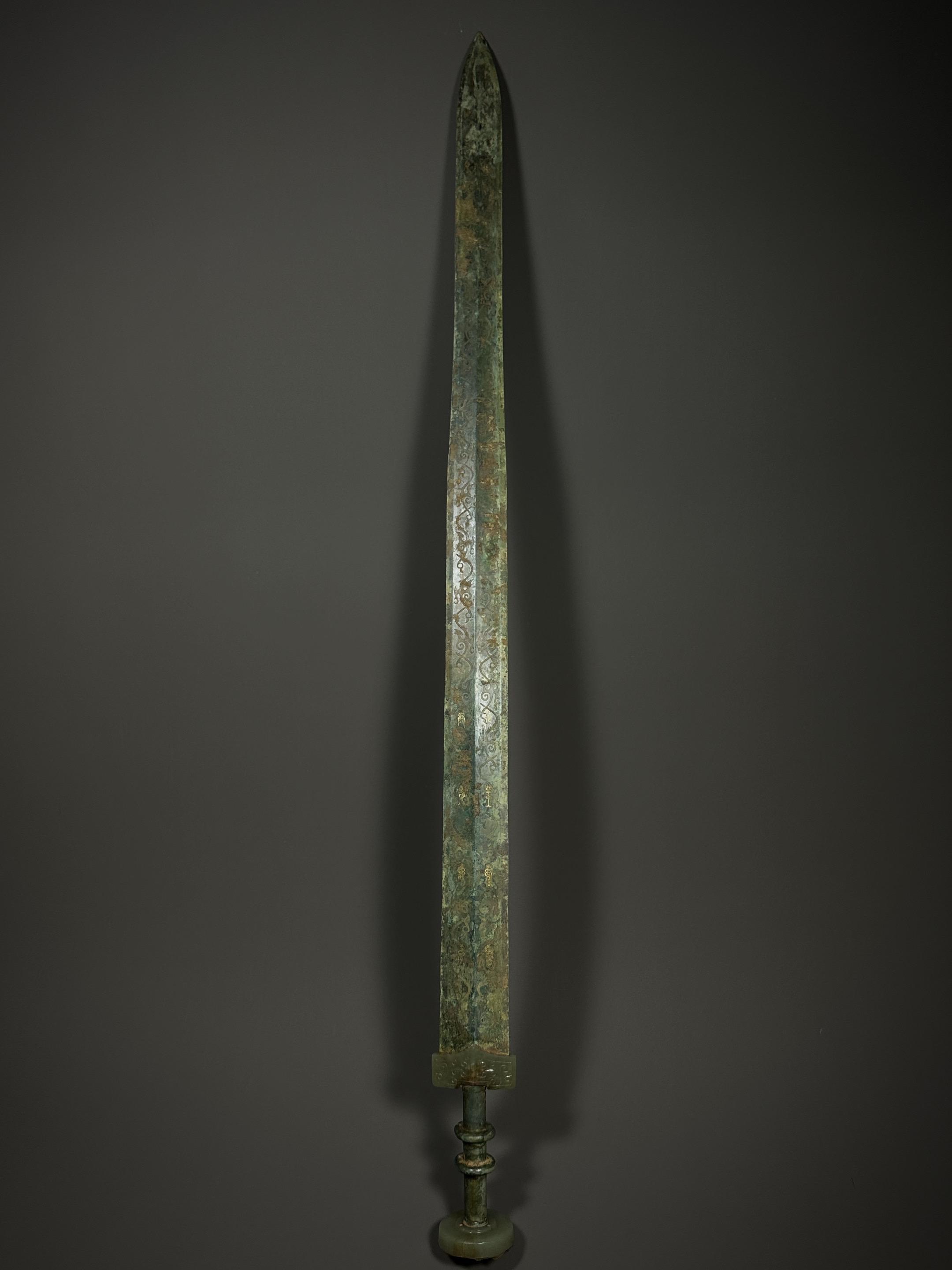 青铜玉柄剑。古铜剑，是中国古代的一种兵器。青铜剑是在早期商朝时期由青铜...