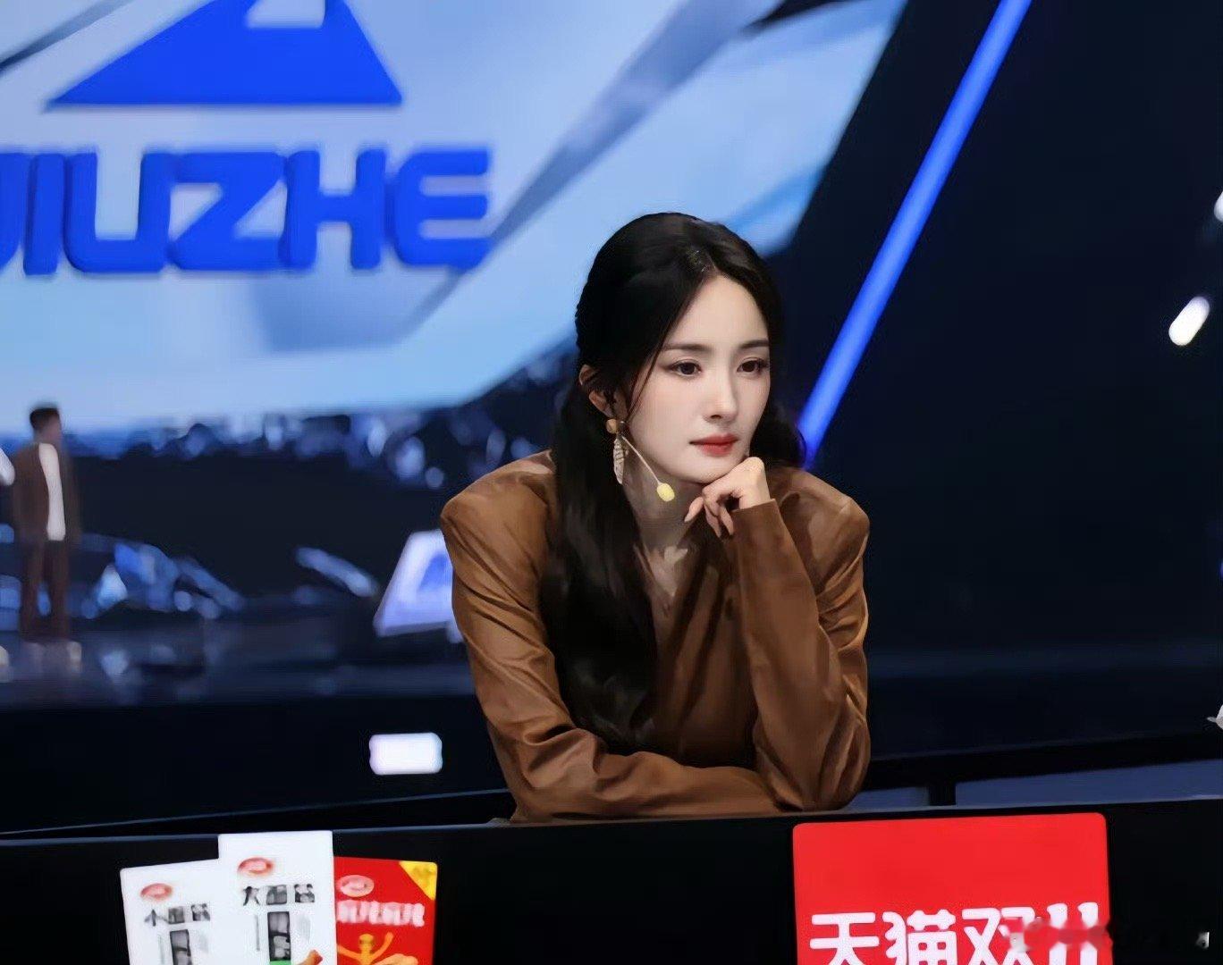 #杨幂沈腾上班上到眼里没光了#哈哈哈哈这个真的太好笑了，看得出杨幂沈腾真的很困 