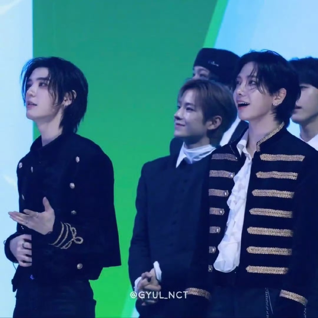 含泪看EXO舞台的迷弟YUSHIYUSHI眼含热泪的看EXO的舞台，这就是十年老