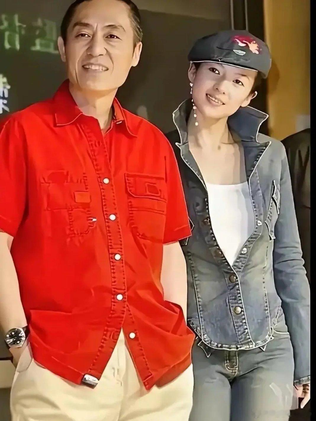 章子怡24岁时脸嫩得能掐出水。老谋在旁边像拎着一只刚出炉洋娃娃 