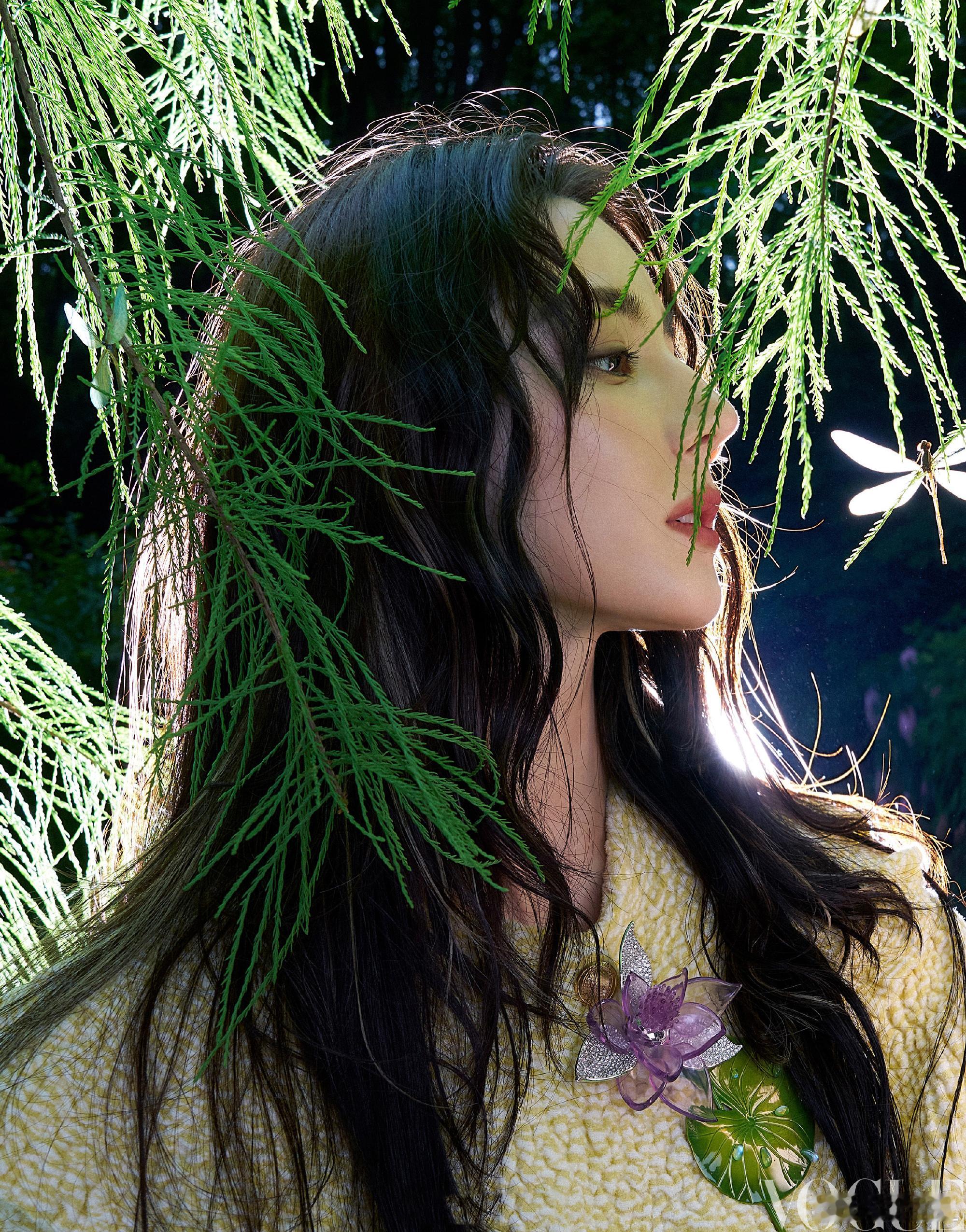 明星爱大牌迪丽热巴仲夏夜之梦VOGUE大片坠入仲夏夜的森林幻境🌿解锁VOGUE