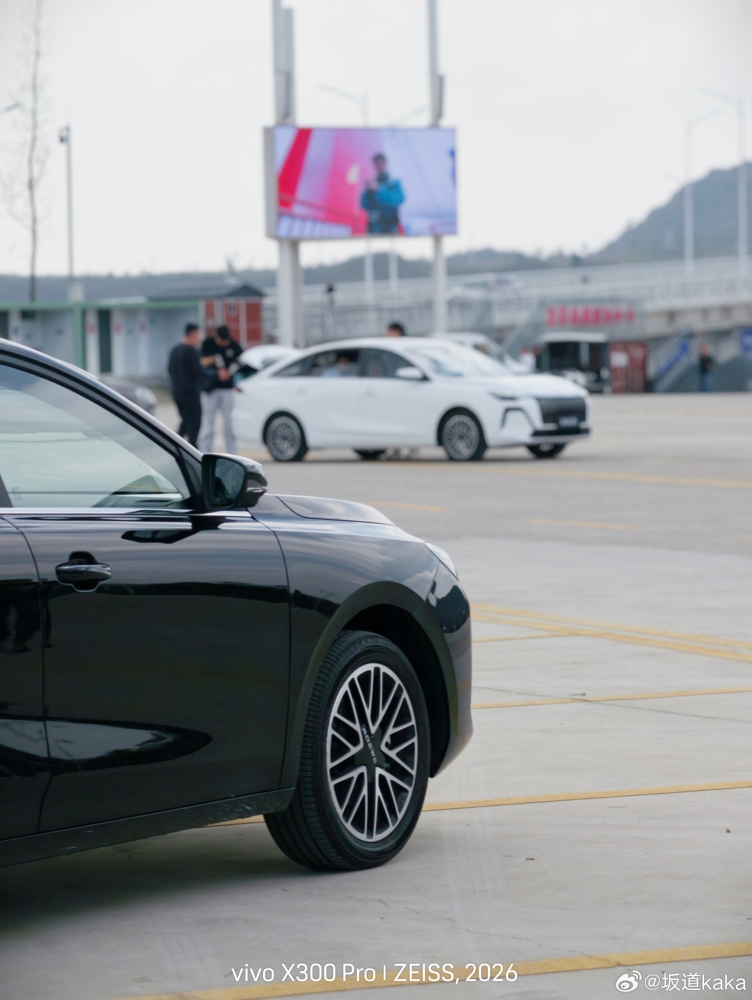 上周开了荣威i6。这是一款名字很像新势力，内饰也很像新势力，实际是1.5L+CV