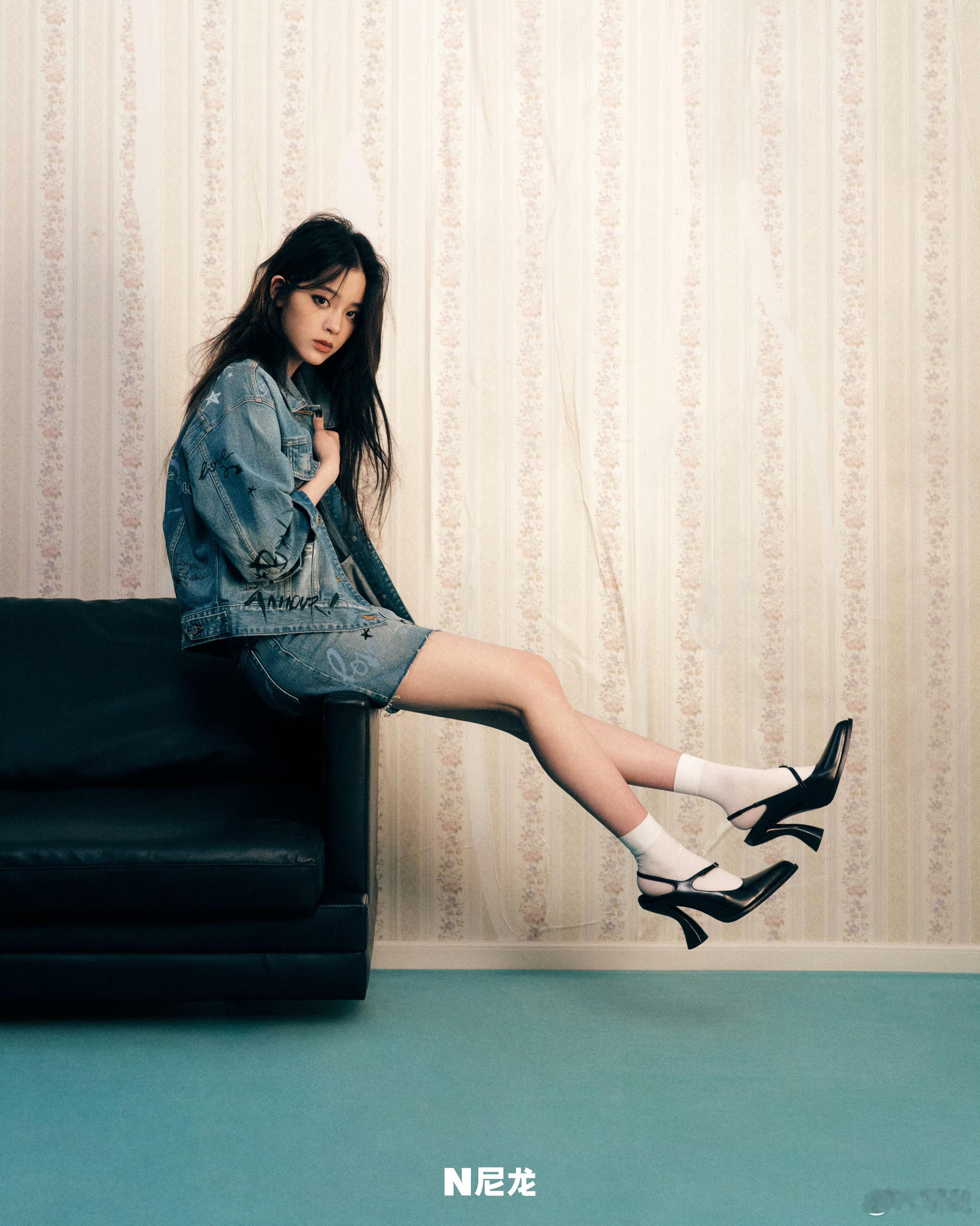 欧阳娜娜 📸 尼龙四月刊封面，随性自在 ​​​
