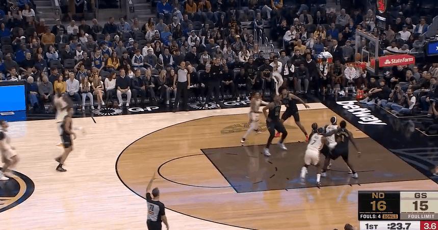 硬汉！巴特勒头部撞地坚持比赛！
在今天NBA常规赛勇士对阵鹈鹕的第一节比赛中，巴