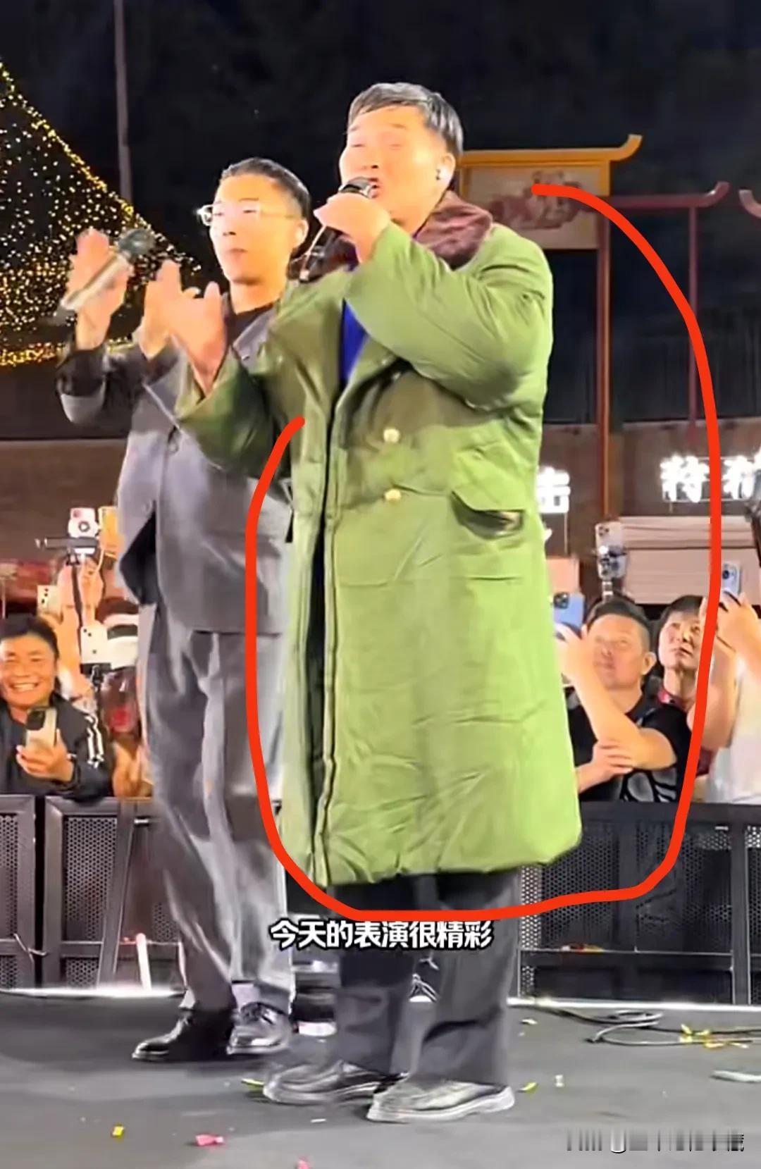 大衣哥朱之文成名后，也抛弃了自己相伴多年的军大衣，再次上台表演也只能穿上新军大衣