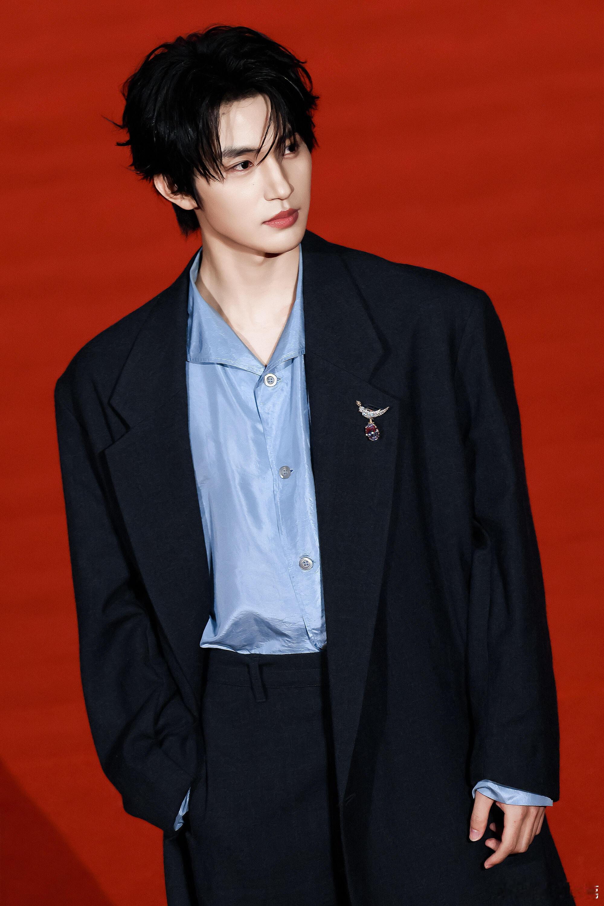 不行我真的要被张翅迷住了 这张脸谁懂啊真的不要太权威好吗 没看过他的短剧的都给我