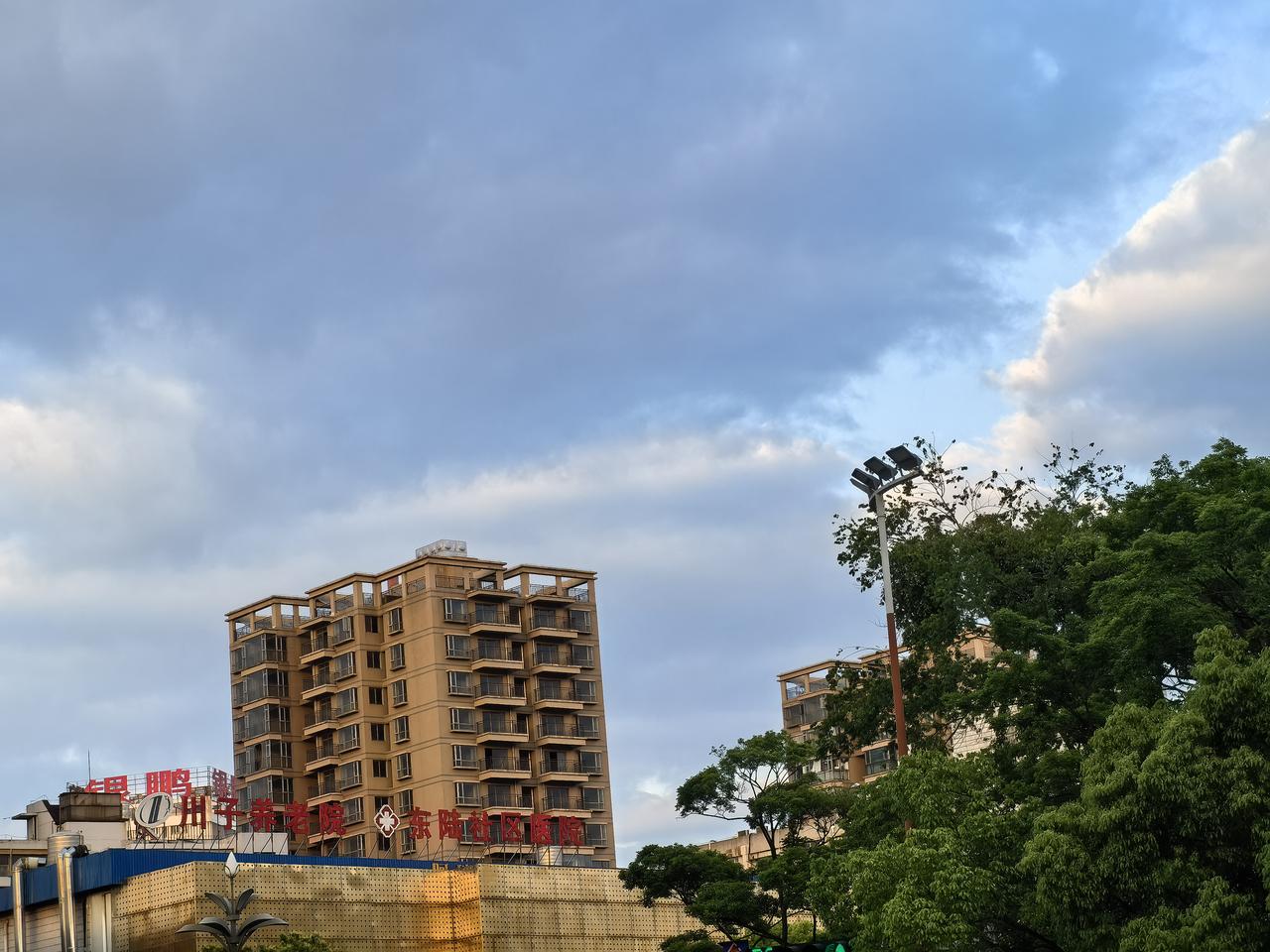 西坝路与西圆路东路桥社区医院后面有三幢楼，前几年来昆明的时候就建好了，建好了有六