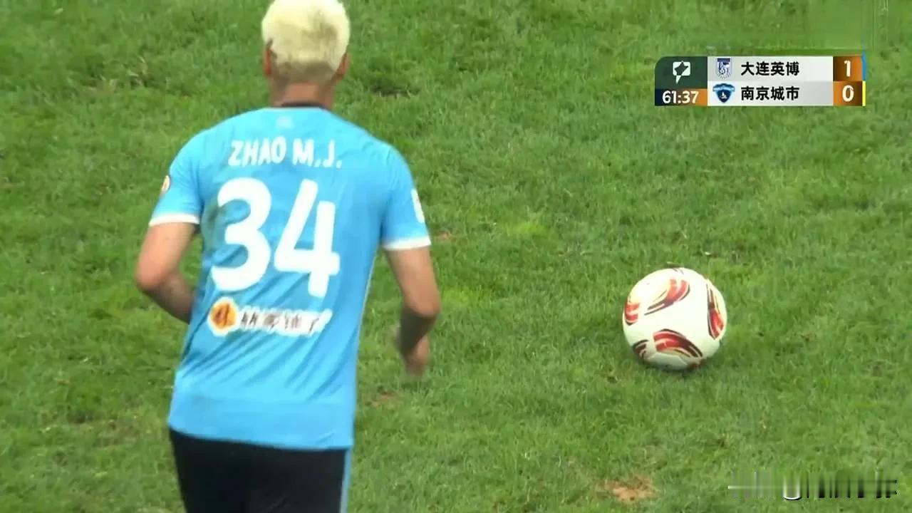 大连英博2:0南京城市，重燃冲超梦想，球迷热情点燃足球城

在一片沸腾的欢呼声中
