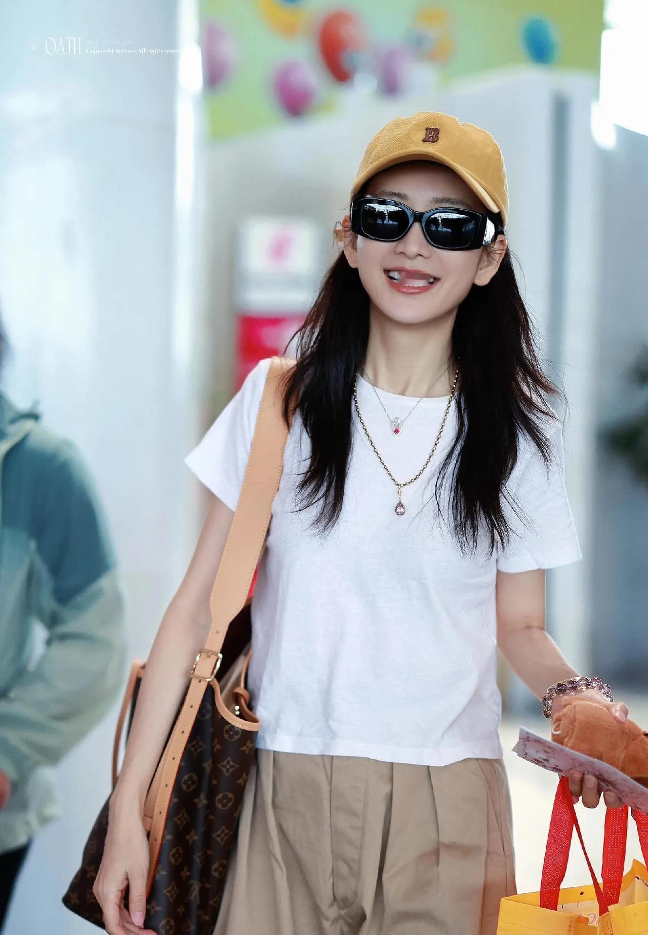 王鸥私服太会了！简约穿搭赢麻了✨
 
王鸥最新机场造型，把松弛感穿明白了！
白T