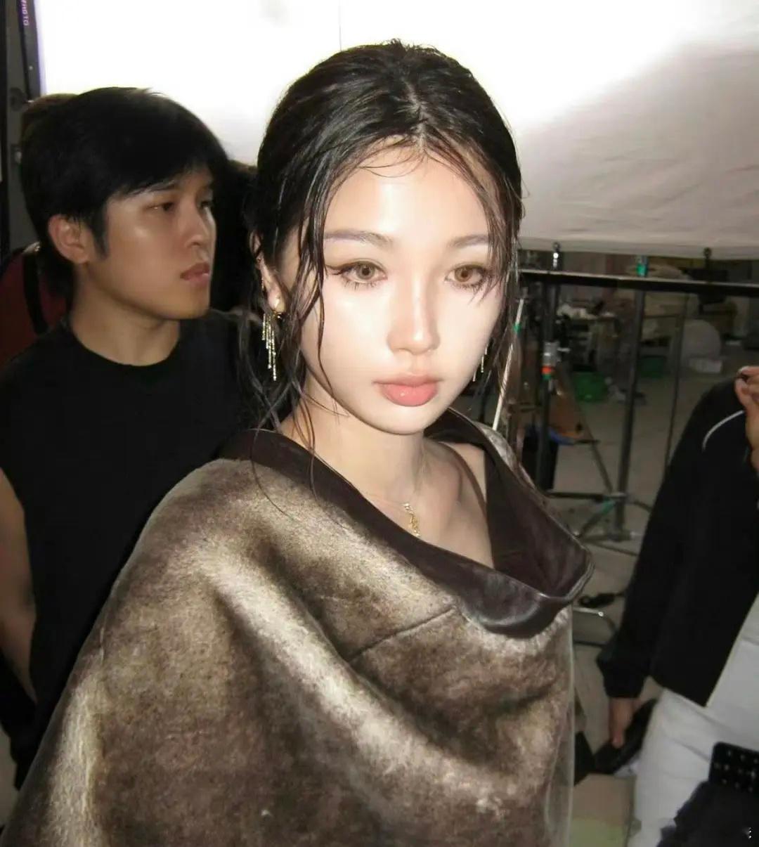 虞书欣这是搞什么抽象，感觉隔着屏幕都闻到了头油味 ​​​