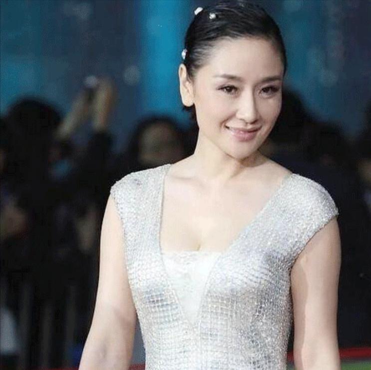 2006年，足坛名将李金羽装修完婚房，向“大少奶奶”孙宁求婚。孙宁却说：“我不靠