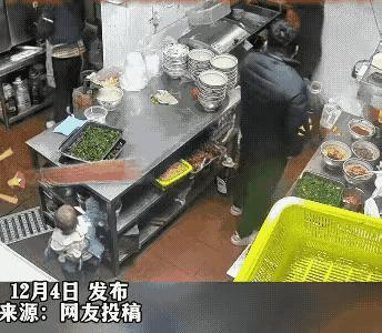 妻子正忙得脚不沾地，丈夫却在旁边挑刺儿、找不痛快，气得她直接抄起东西就往他身上招