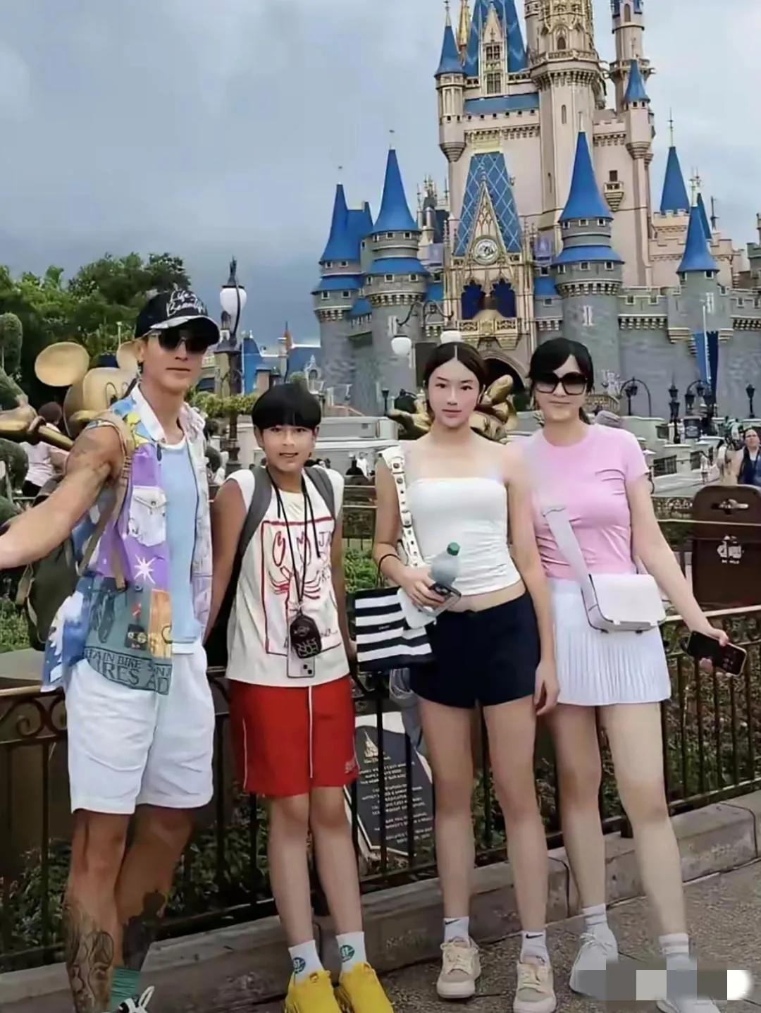画面中的吴尊身材挺拔，胖瘦合度，雄浑沉健，腿部纹身抢镜；妻子身姿曼妙，腿似白萝卜