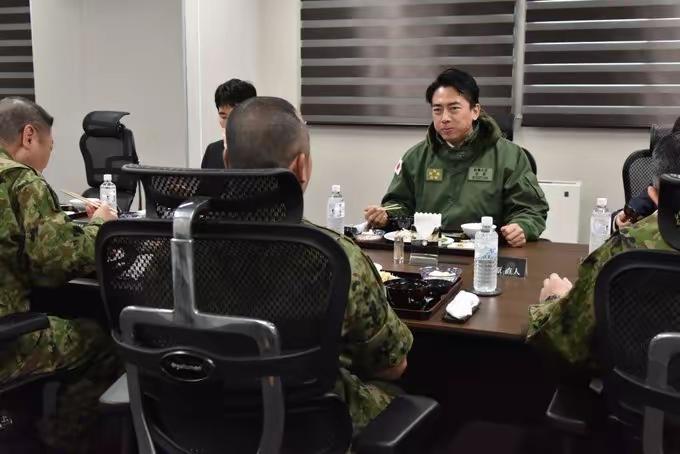 12月25日，日本防卫省发布消息称，日本防卫大臣小泉进次郎访问千叶县陆上自卫队习