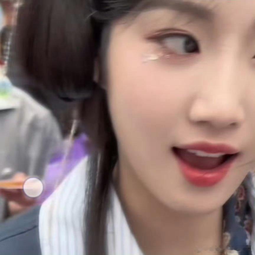 卢昱晓这个眼神好美 ​​​