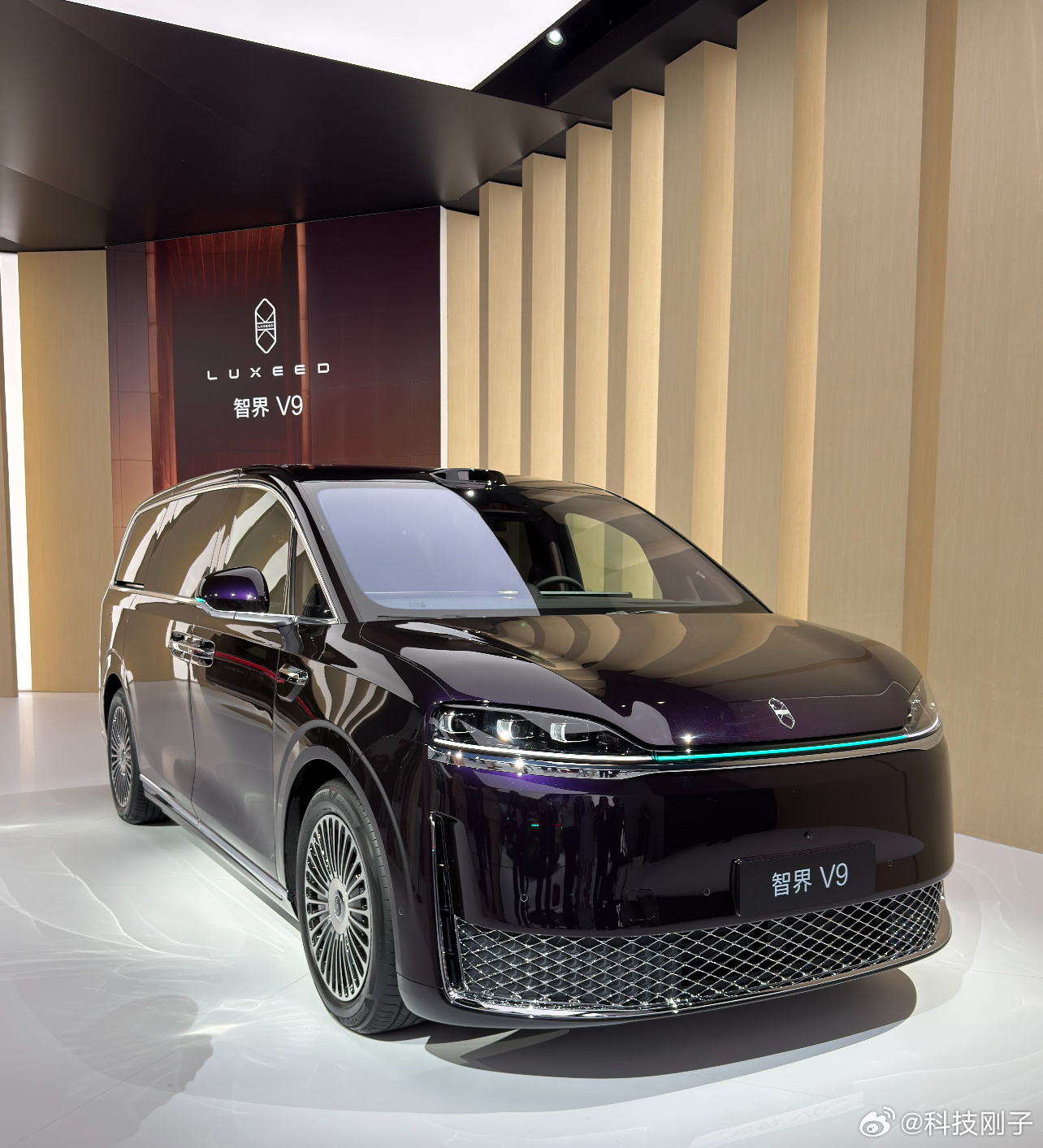 华为旗舰标准智界V9不计成本投入 当AI深度渗透汽车制造全链路，智界用“AI智能