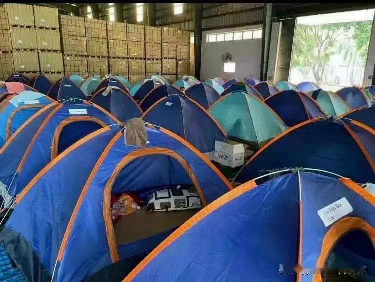 为了继续生产，越南的很多公司只能选择3就地政策，就地上班，就地吃饭，就地休息睡觉