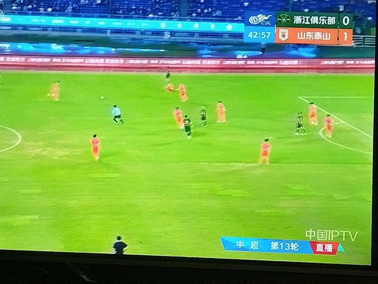 今晚山东泰山队对浙江上半场，
刘洋失误比较多，
一味地想突破过人
又过不去，
传
