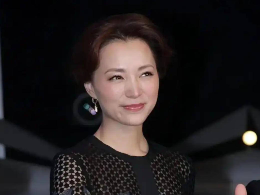 密春雷百亿帝国轰然倒塌，董卿却在大年初二亲手下厨，给80岁父母和13岁儿子包饺子