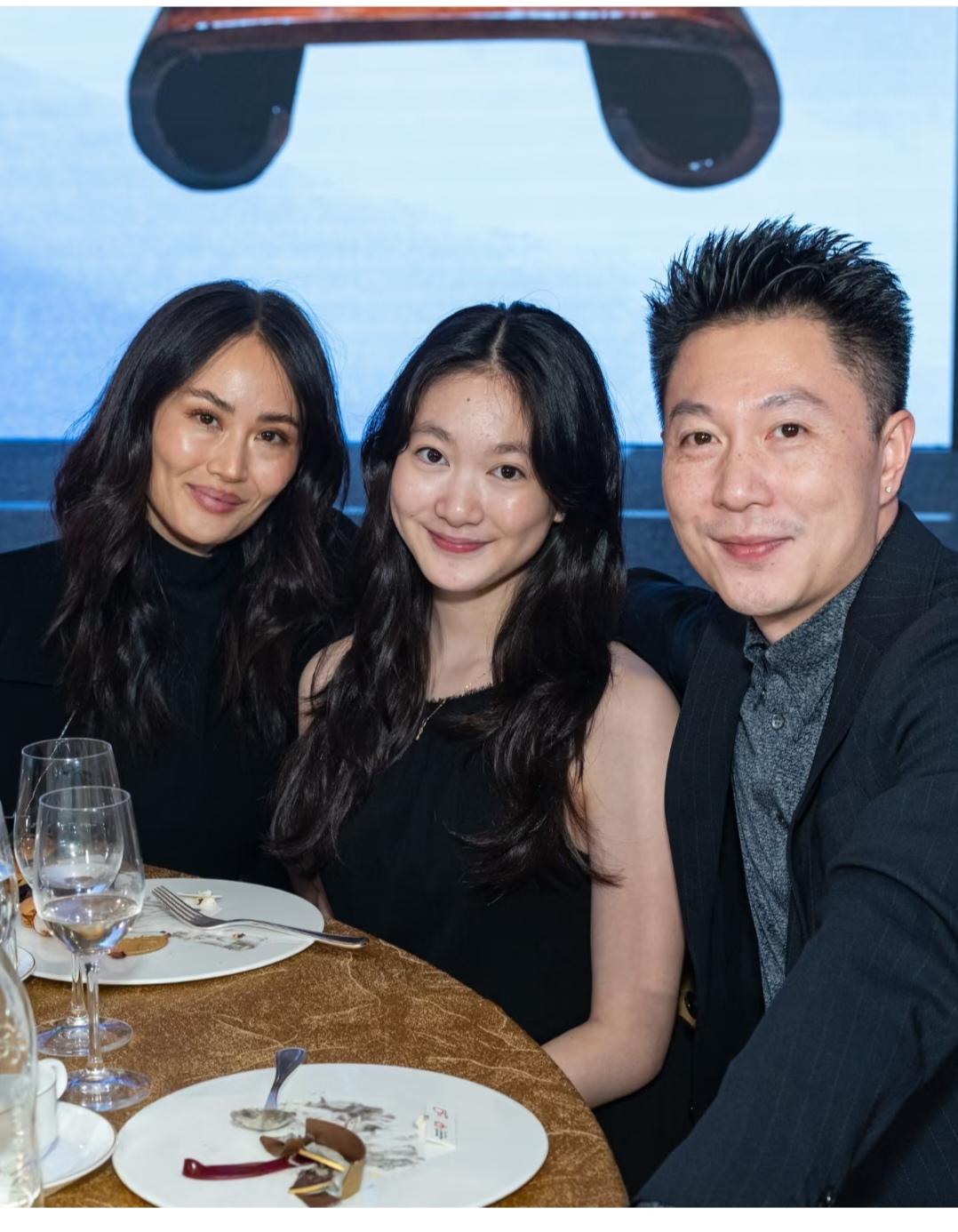 李小鹏的女儿都这么大了，记忆中她还是全世界最萌的小女孩。