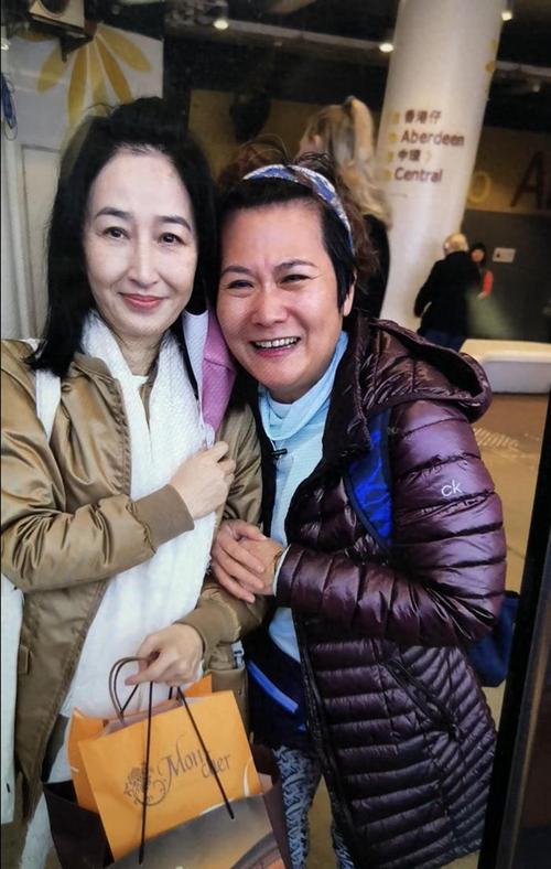 61岁关咏荷亮相粉丝聚会，兑现20年之约
 
TVB初代视后关咏荷罕见亮相香港粉