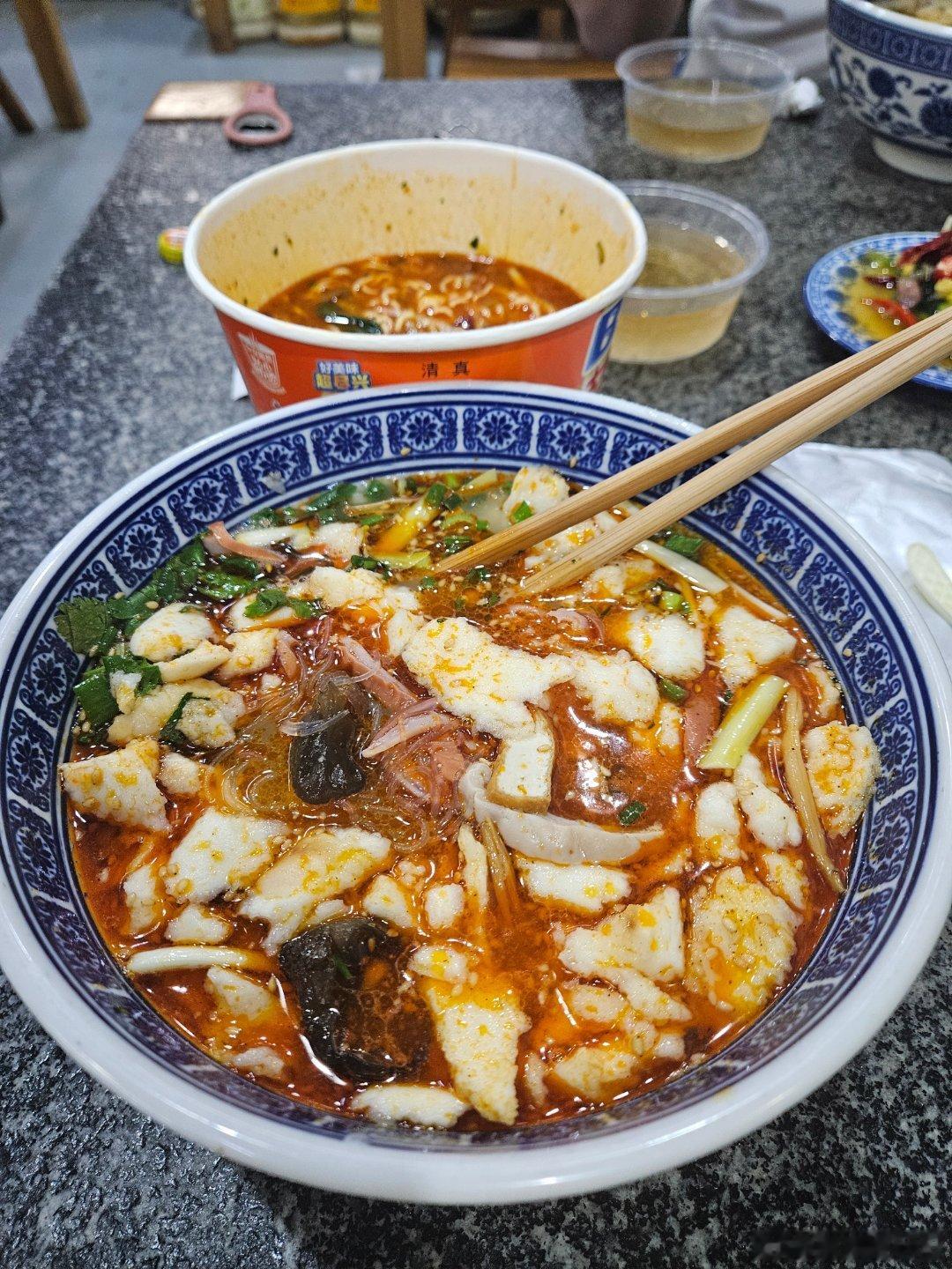 百搭泡面：凌晨三点，西安，泡馍+泡面。我是真爱碳水 