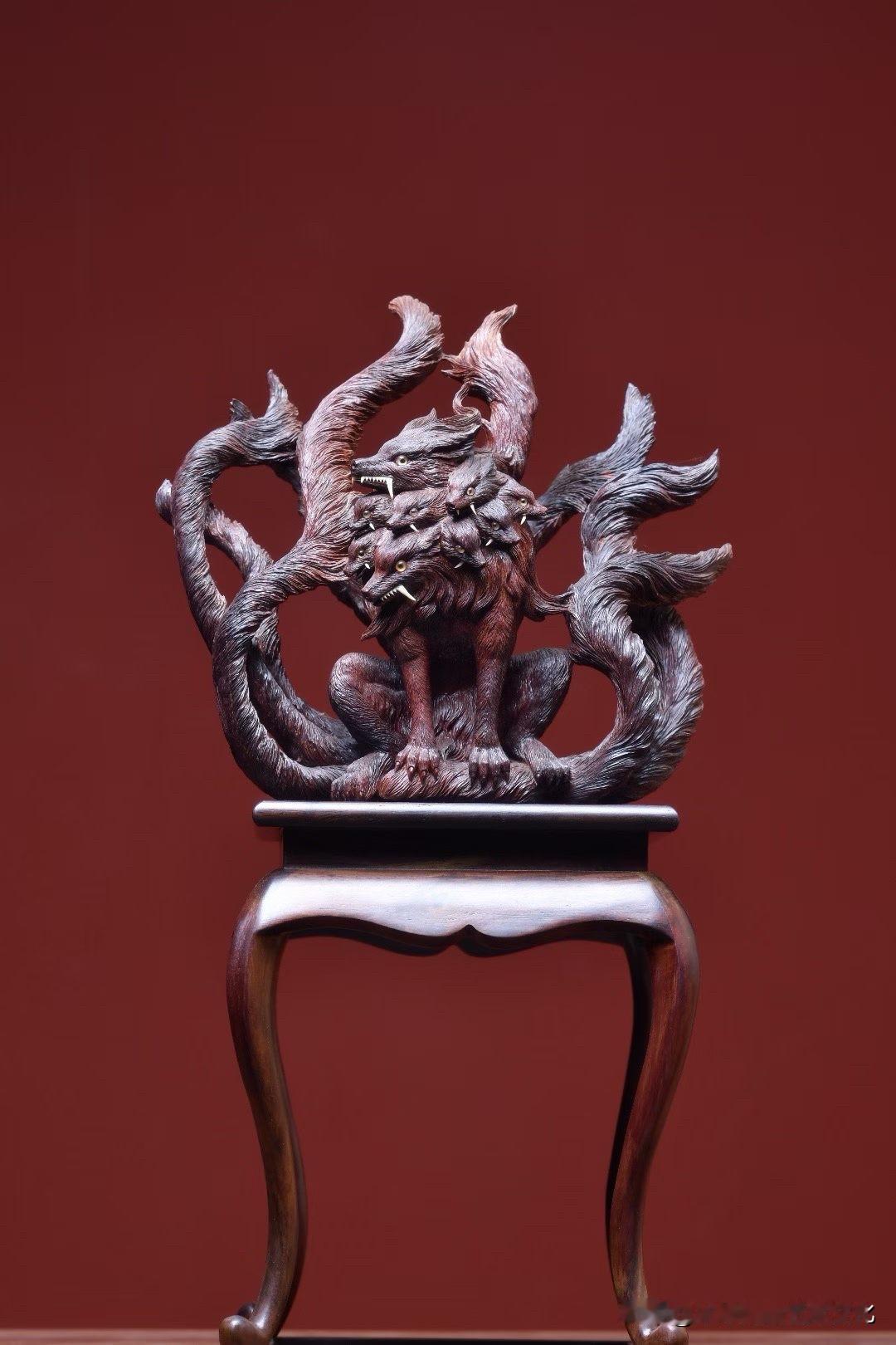 《山海经》里的奇兽，总有一种让人着迷的神秘感。

九首、九尾、虎爪，形貌奇诡，却