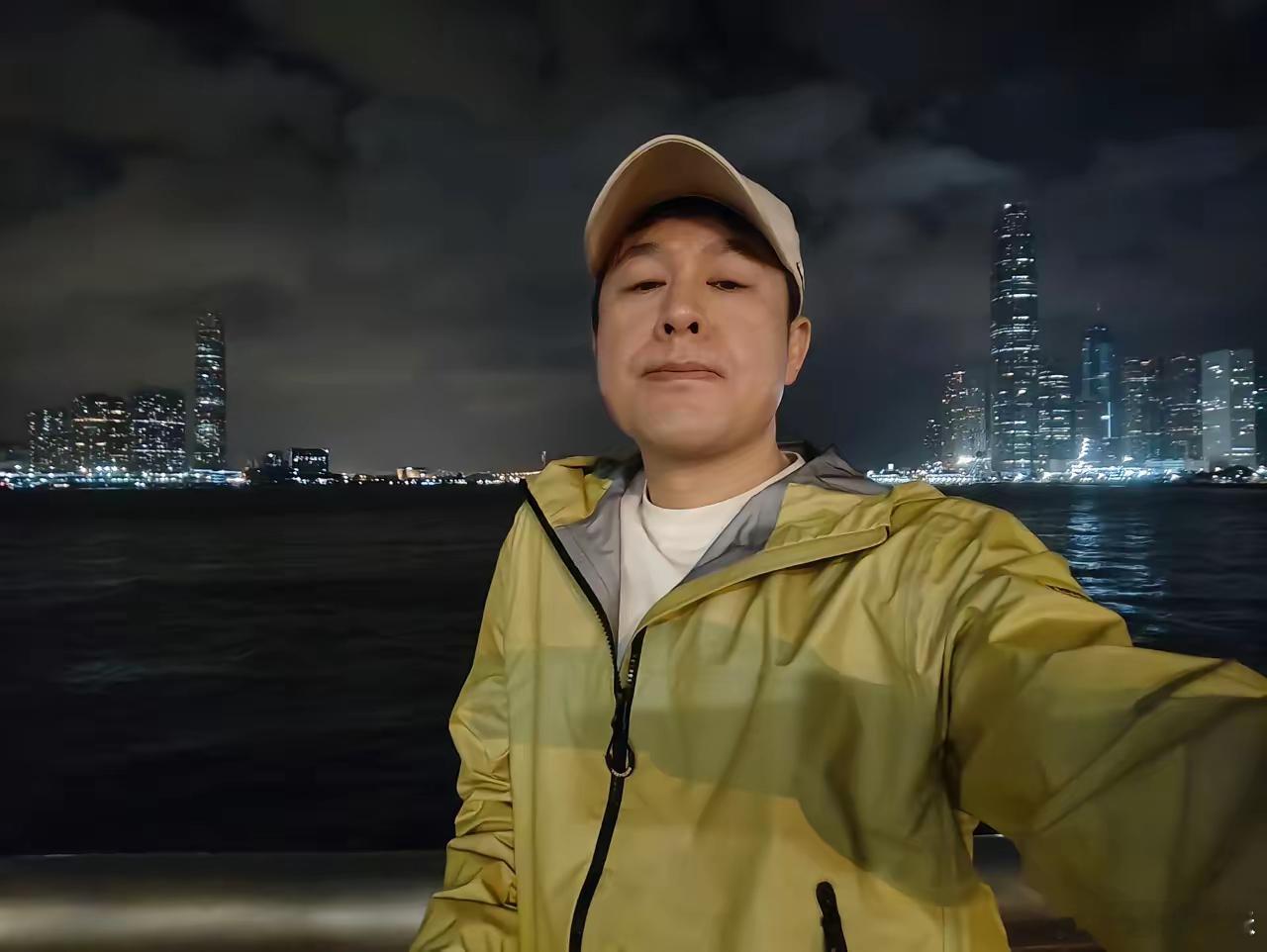 经常看张颂文的微博，每次回复粉丝的评论都觉得很温暖，给他一点时间，相信他会一一做