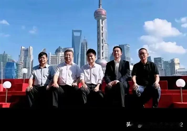 他们为了照顾宇辉老师，竟然以坐姿形式合影，这足以证明出来了对宇辉老师浓浓的爱！