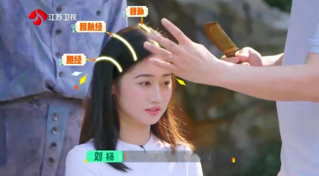 夏之光在陈妍希面前唱那些年 国医少年志 氛围感绝佳的户外互动，夏之光聊完造型心得