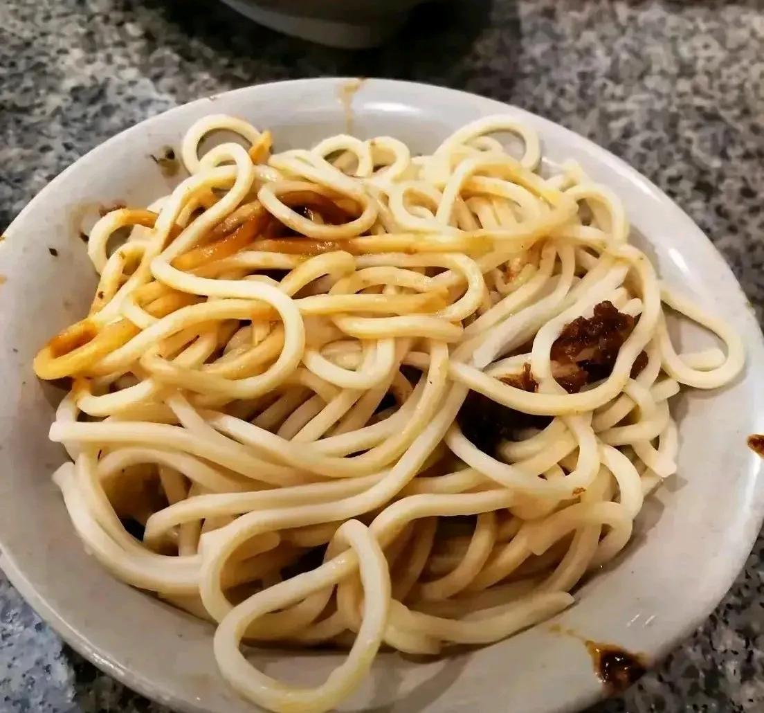 甜的担担面。

小酥肉咬一口，油顺着嘴角往下淌。

牛肉汤寡淡，像刷锅水。

这