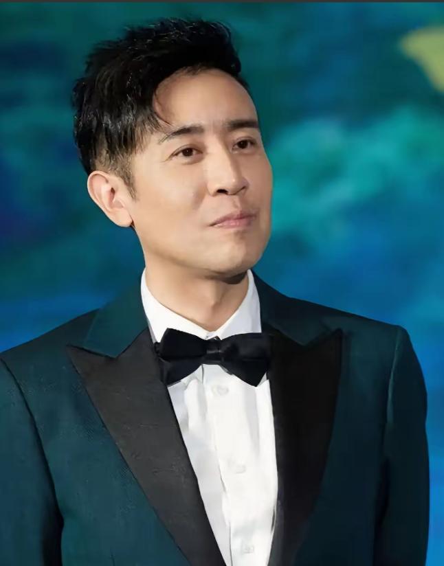 演员于和伟说：“我上大一的时候，有天家里来电话，说我大姐去世了，肺癌，听到这个消