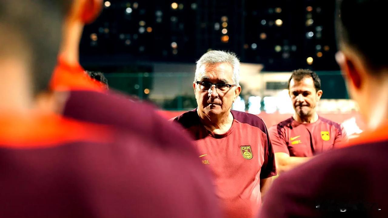 国足对阵日本首发预测和理由:
  门将:王大雷。对阵日本队必须用这种霸气十足的球