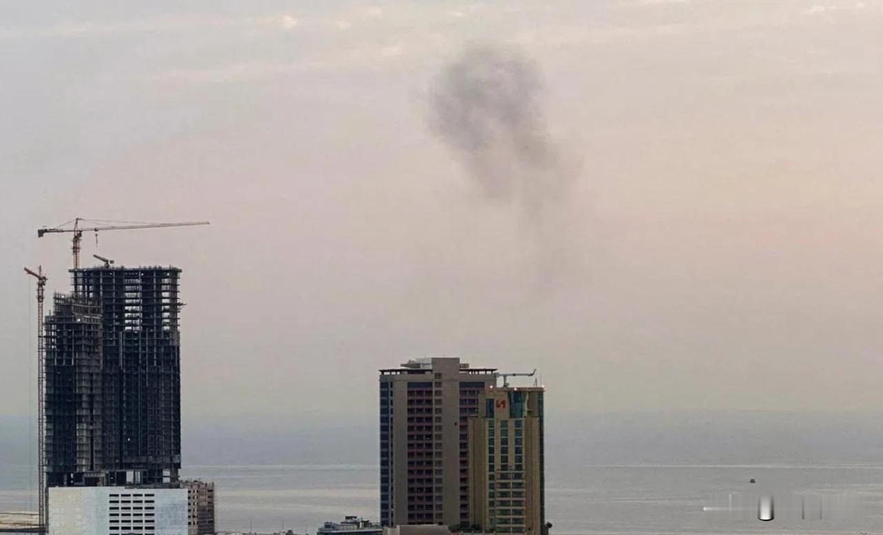 据巴林国家电视台报道，巴林防空系统正在应对来自伊朗的袭击。就在警报拉响后，首都麦