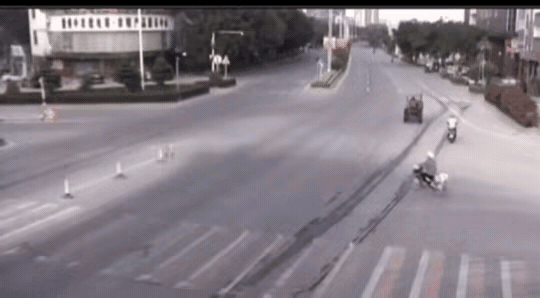 不知道他看了视频有没有后怕，他应该在这几秒钟内重生了两次