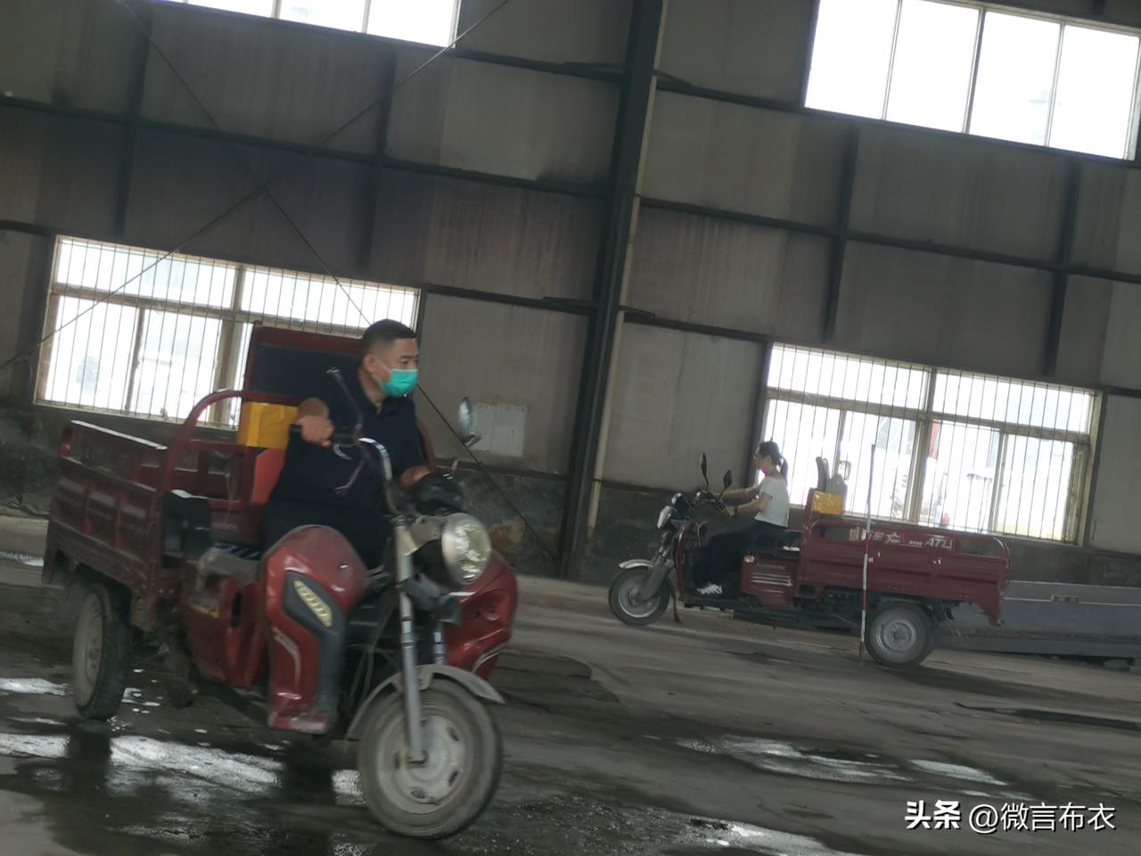 昨天上午，我跟老伴去驾校练摩托车，准备考D证。这时，一位三十多岁的女学员对我提出