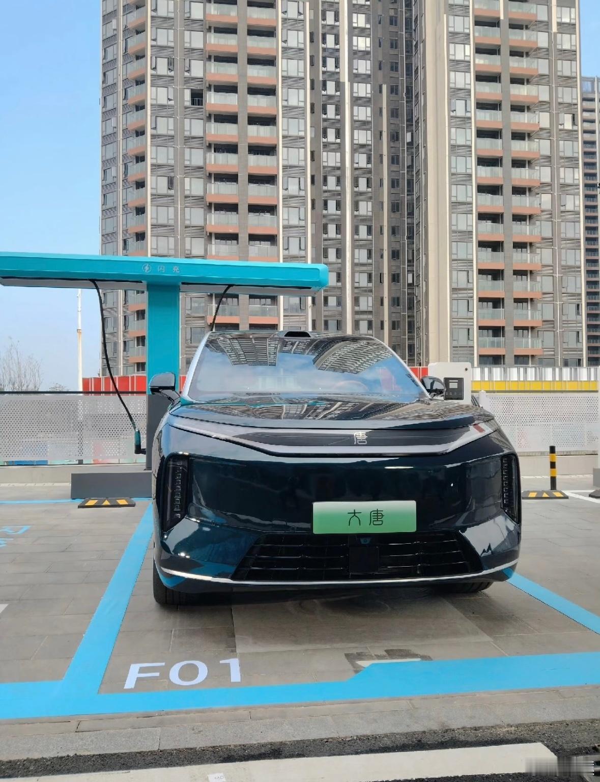 比亚迪唐9系MPV无伪装实车曝光！车牌处写的是“大唐”，外观看着很有质感，大家觉