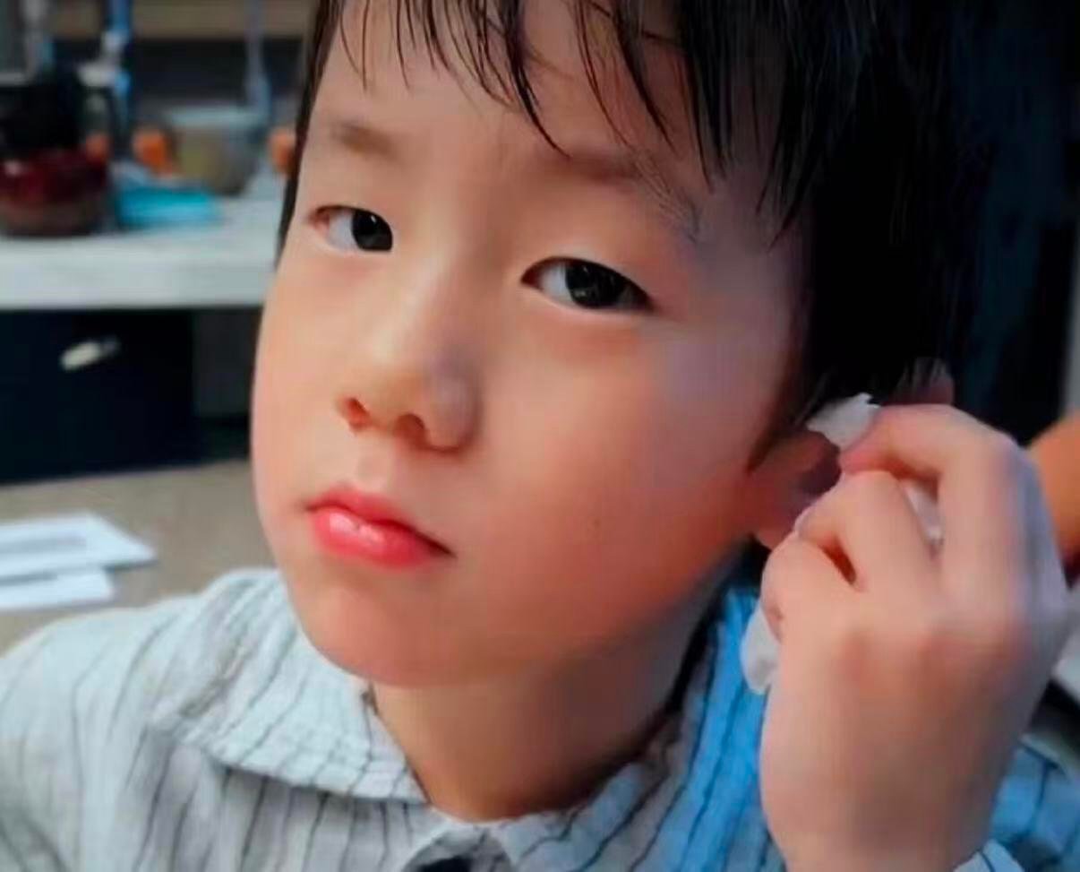 黄磊一家只有小儿子是单眼皮黄磊儿子和黄磊好像啊！可能长大就会变成双眼皮了！ ​​