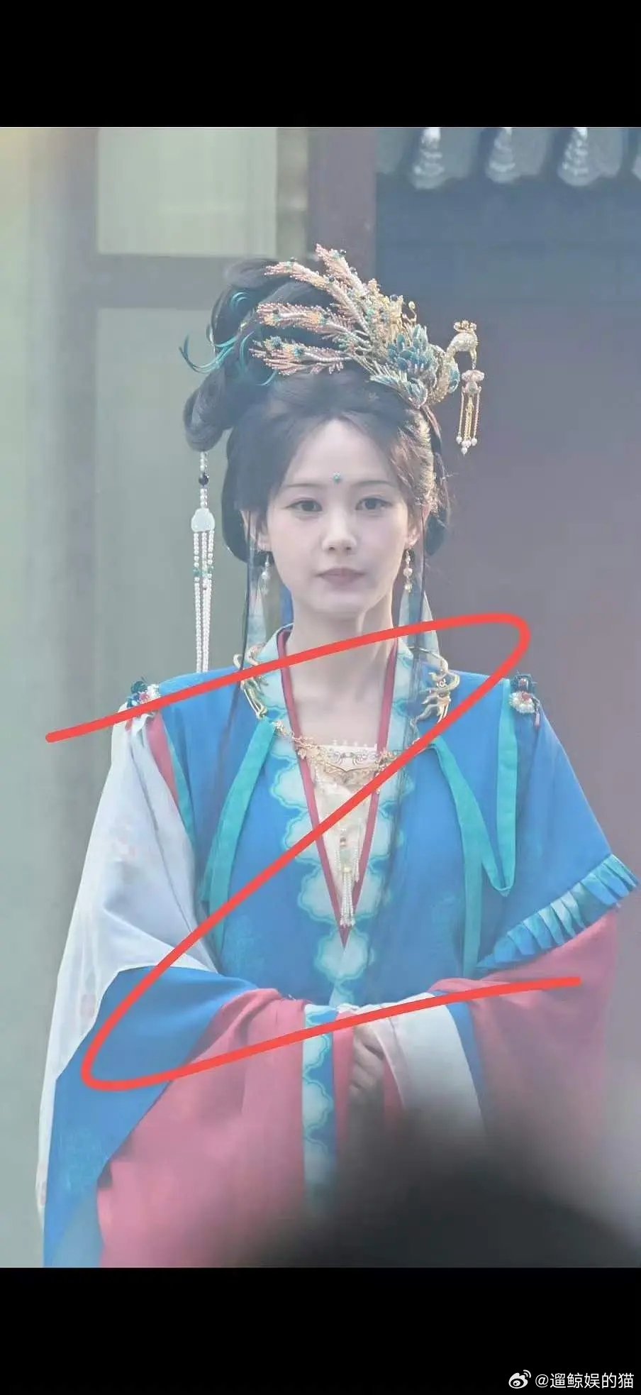 女儿国国王那种大气脸才适合这种妆造，这位看上去好像可以演女主女儿 